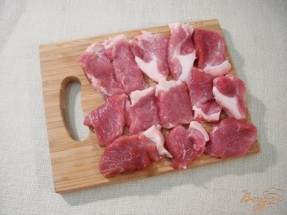Мясо, у нас свинина, нарезаем на кусочки толщиной один сантиметр.