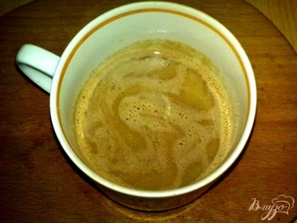 Половину шоколада растопите с кофе, молоком и маргарином. Непрерывно взбивайте. Охладите.