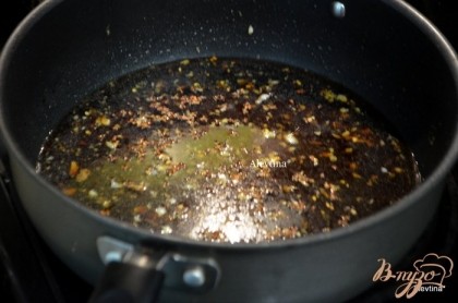 Затем выложить мелко порубленный чеснок и обжаривать 30 сек. Добавить уксус, соевый соус, перец красный и сахар. Перемешать.