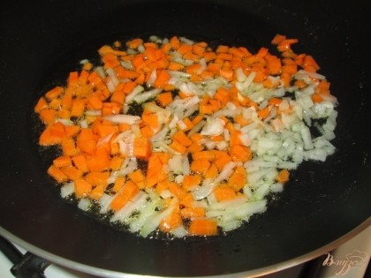 Лук и морковь мелко порезать и обжарить на масле.