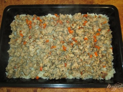 Затем выложить слой обжаренного с луком и морковью фарша.