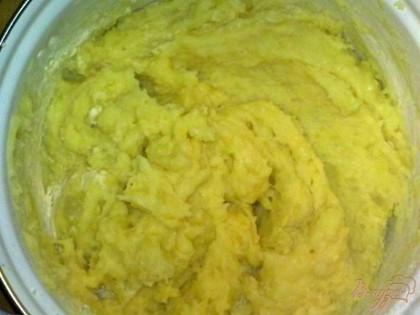 Картофель очистить, вымыть и отварить в подсоленной воде. Горячий картофель протираем, добавляем кипящее молоко, 2 яйца, муку и сливочное масло. Замешиваем тесто.