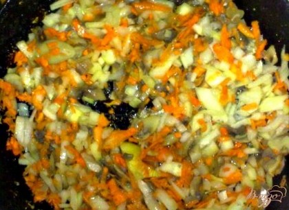 Грибы обжарить на растительном масле.Через 2 минуты, к грибам добавляем лук и морковь, все перемешиваем, солим и жарим 3 минуты.