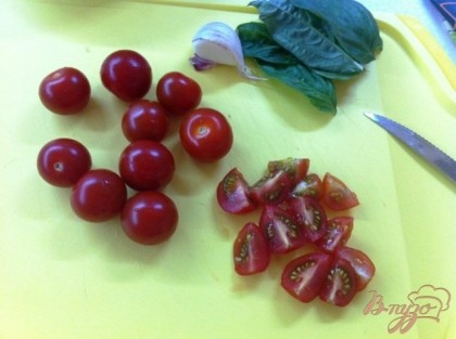 Нарезать помидоры черри на четыре части