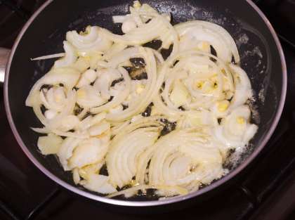 На сковороде растопить сливочное масло, выложить нарезанный лук, обжарить 3 минуты.