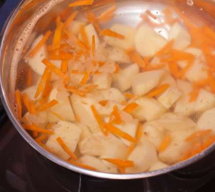 Довести до кипения, варить 5 минут, выложить картофель. Варить еще 5 минут. Посолить.