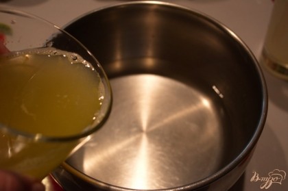 С апельсина и лимона снять цедру. Отдельно выдавите сок с цитрусовых.В кастрюльку влейте 1 стакан воды и добавьте отжатый сок лимона.