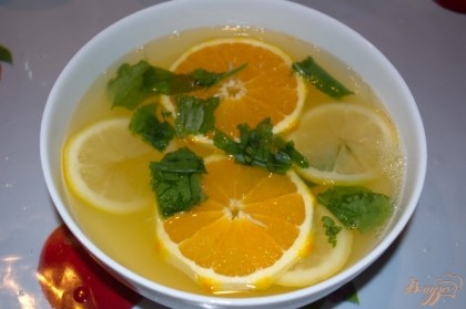 Процедите напиток. Он еще горячий. Остудите его. В теплый напиток добавьте пару кружков апельсина и лимона. Добавьте мяту. Остудите напиток в холодильнике около 2 часов.