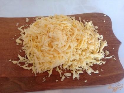 Натираем сыр на крупную терку