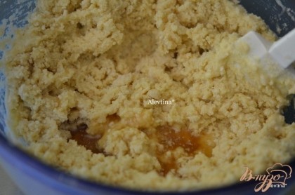 Пищевую соду погасить уксусом и добавить в тесто, затем жидкий мед. Перемешать.Закрыть затем пленкой или полотенцем и дать постоять 30 мин.