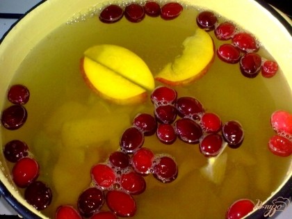 Все фрукты сложить в кастрюлю, залить водой и довести до кипения. Затем добавить сахар и варить еще несколько минут.