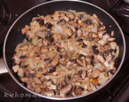 Выложить грибы и обжарить вместе с луком 10 минут.