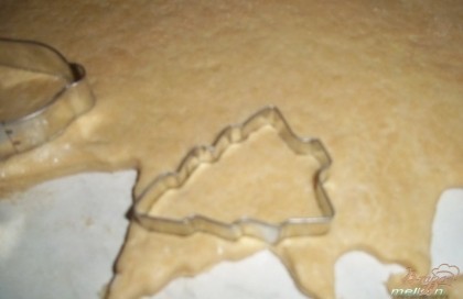 Из теста раскатать пласт толщиной 0.5-0.7 см. Вырезать формочкой (стаканом) печенья.