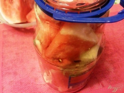 В банку кладем кусочки арбуза,заливаем охлажденным рассолом.Оставляем на кухне на 2-3 дня для заквашивания.Затем ставим в холодильник.