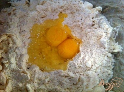 Добавляем  два яйца, вливаем опару и замешиваем тесто, всыпаем муку пока не перестанет тесто липнуть к рукам.