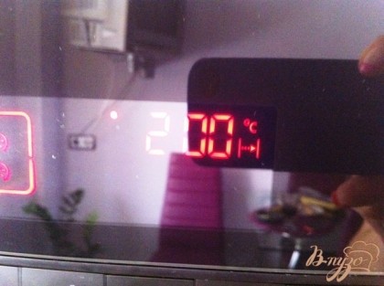 Ставим в духовку при 190-200 градусах на 1 час. Время зависит от размера картофеля, крупный будет готовиться дольше
