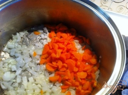 Добавляем морковь к луку и обжариваем до полу готовности.