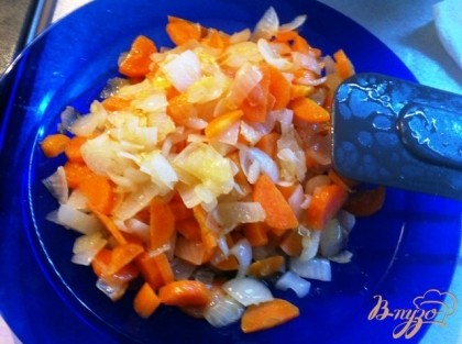 Перекладываем лук и морковь в отдельную емкость.