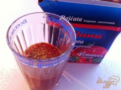 Приготовим томатный соус: томатную пасту наливаем стакан, солим и разбавляем водой.