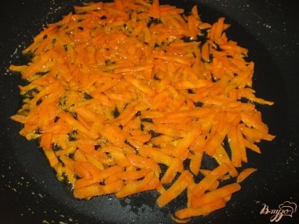 Отдельно обжарить на подсолнечном масле морковку.