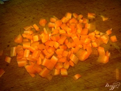 Морковь очистить, вымыть и нарезать кубиками.