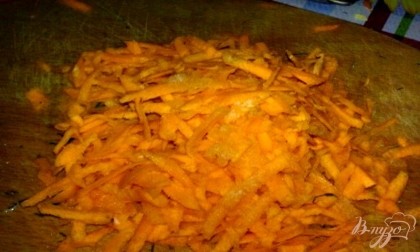 Морковь очистить, вымыть и натереть на крупной терке. Также можно взять терку для моркови по-корейски.
