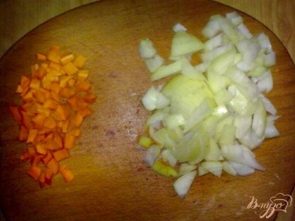 Лук и морковь очистить, вымыть и нарезать кубиками.