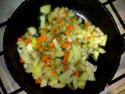 Добавить лук и морковь к грибам, обжарить до мягкости, добавить томатную пасту и тушить 5 минут.
