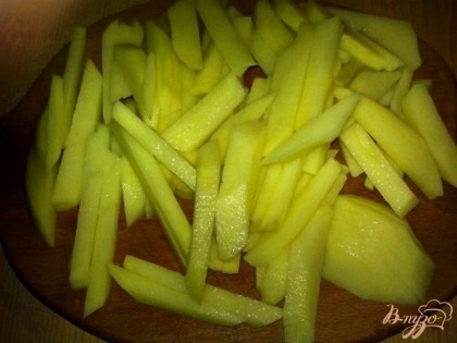 Картофель очищаем, моем и нарезаем брусочками.