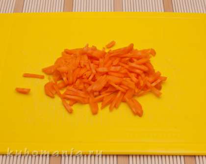 Одну морковь очистить нарезать мелко соломкой или натереть на терке.