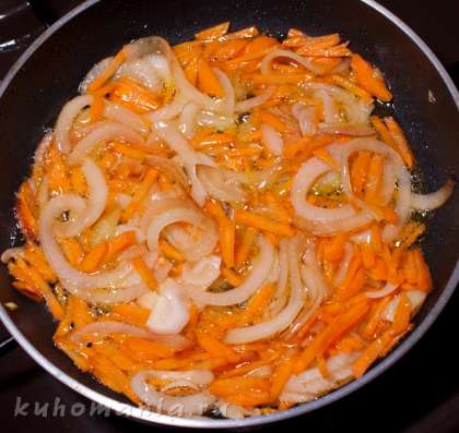 Выложить морковь и обжаривать минут семь.