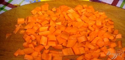 Морковь очистите, вымойте и нарежьте кубиками.