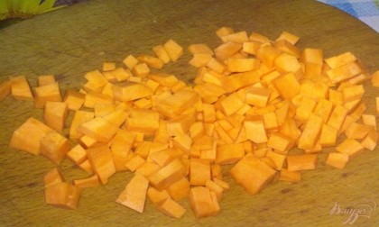 Морковь очистить, вымыть и нарезать кубиками или брусочками.