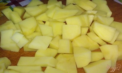 Картофель очистить, вымыть и нарезать кубиками.