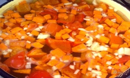 Когда бульон закипит, добавьте картофель и морковь. Доведите до кипения, а затем добавьте перец и горошек, варите еще 5 минут.
