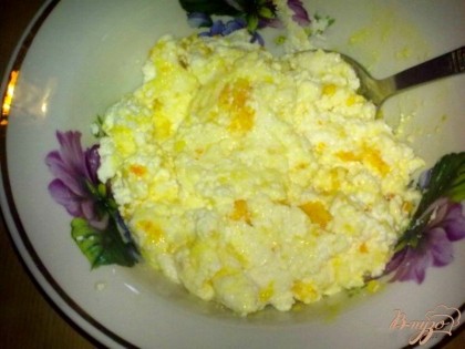 Смешайте протертый творог с яйцами, сахаром, апельсиновой цедрой и соком.