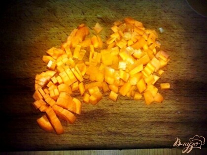 Морковь очистить, вымыть и нарезать мелкими кубиками.