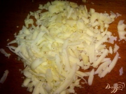 Твердый сыр натереть на крупной терке. Сыр лучше использовать с меньшим содержанием жира.
