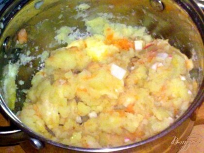 Выложить измельченный сыр, морковь и крабовые палочки в картофельное пюре, добавить яйцо, соль, перец, специи по вкусу и все хорошо перемешать. Также можно добавить зелень. Подойдет укроп, петрушка, розмарин.
