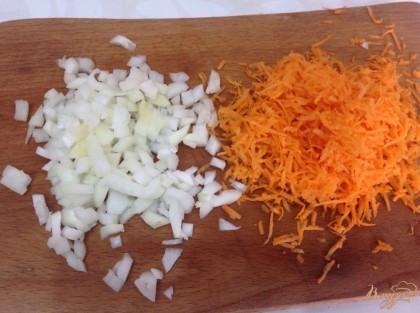 Лук мелко режем, морковь натираем на терке. Добавляем в суп