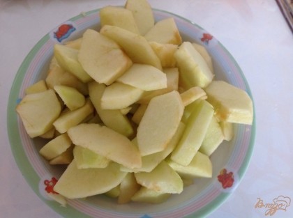 Яблоки очищаем от кожуры и семян и нарезаем мелкими дольками