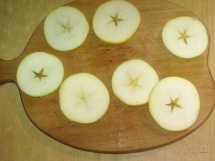 Яблоки помыть. Яблоки нарезать кружочками, удалить семечки. Яблоко нарезайте не тонко (0,5-0,7см), тогда шпажка будет крепко стоять. Яблоки лучше брать кисло-сладкие.