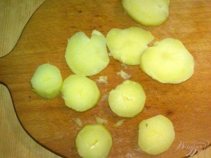 Картофель отварить в "мундире", охладить и очистить. Нарезать кружочками.