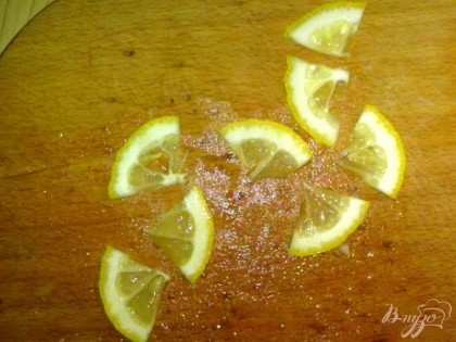 Лимон сначала вымыть, нарезать кружочками, а затем каждый кусочек разрезать на 4 части. Лимон можно не ложить. Но он придает кислинку.