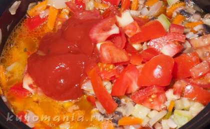 Налить стакан воды, добавить томатную пасту и нарезанные помидоры.