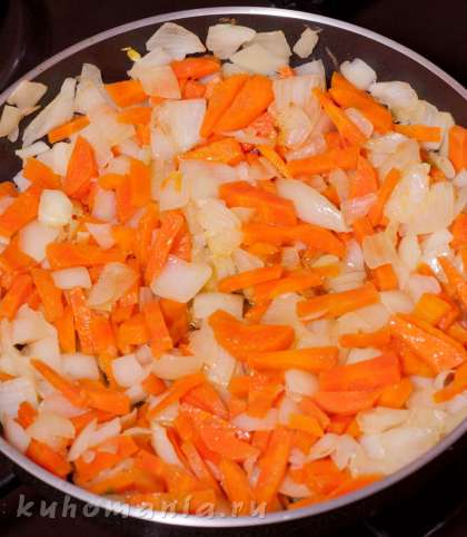 Выложить морковь и жарить еще примерно минут пять.
