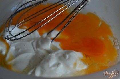 Яйца взбить со сметаной, соль и специи по вкусу.