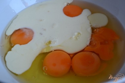 Яйца и сливки взбить венчиком, посолить по вкусу.