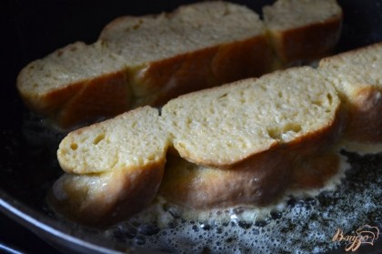 На сковороде с оливковым и сливочным маслом обжарить хлеб (обмакнуть в яичную смесь) с одной стороны. Огонь тихий.