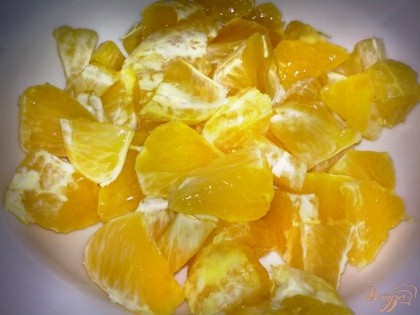 Апельсин очистить и нарезать не очень мелко.